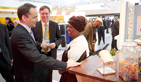 SAPSnabe_CeBIT_Spaza_Shop Photo: Co-CEO of SAP AG Jim Hagemann Snabe meets Christina Marule, owner of a Spaza Shop in South Africa (Credit: SAP AG).